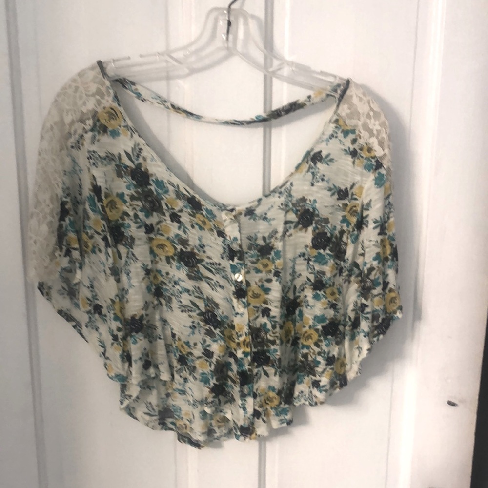 Kirra crop top flowy blouse with lace upper on sleeves. Button down front.